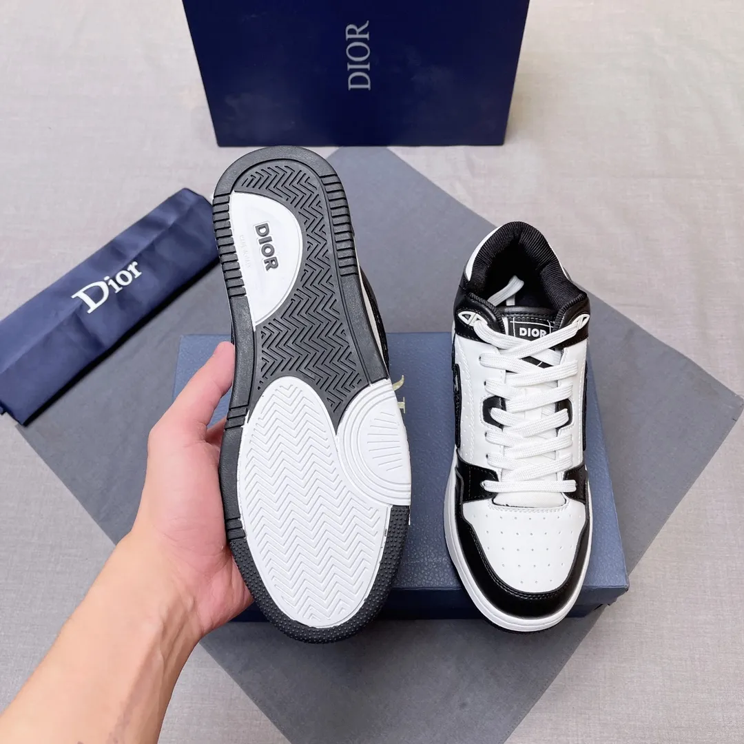 P420 Dior B57 low-top sneakers 2024 spring men's series new product launch [Celebrate][Celebrate][Celebrate], reinterpret the basketball shoe design and become Dior's classic item [strong][strong][strong], carefully crafted in black and cream white smooth cowhide, with beige suede, and the leather CD logo is displayed on the side Zhi, the tongue, sole and back side are decorated with various distinctive details to enhance the style[666][666], while the eyelet details, topstitching and rubber panels highlight the dynamic charm of its athletic style[strong][strong][strong]. It has a two-color rubber sole, which can be matched with various clothing to create a refined look. Size: 38 to 45 No. 067